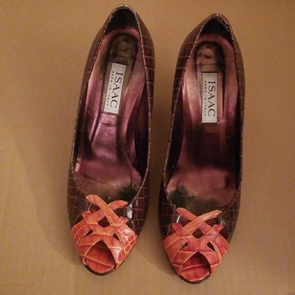 GUC Issac alligator print pumps